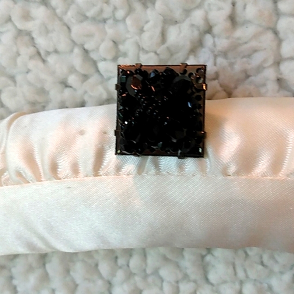 Liz Claiborne black pendant